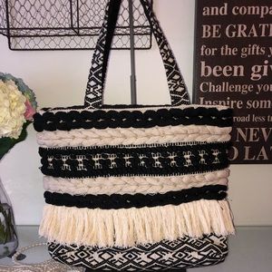 Hobo bag black and white crochet